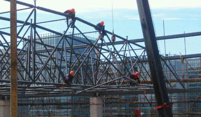 利川论网架装配施工中搭设脚手架应当留神的事故